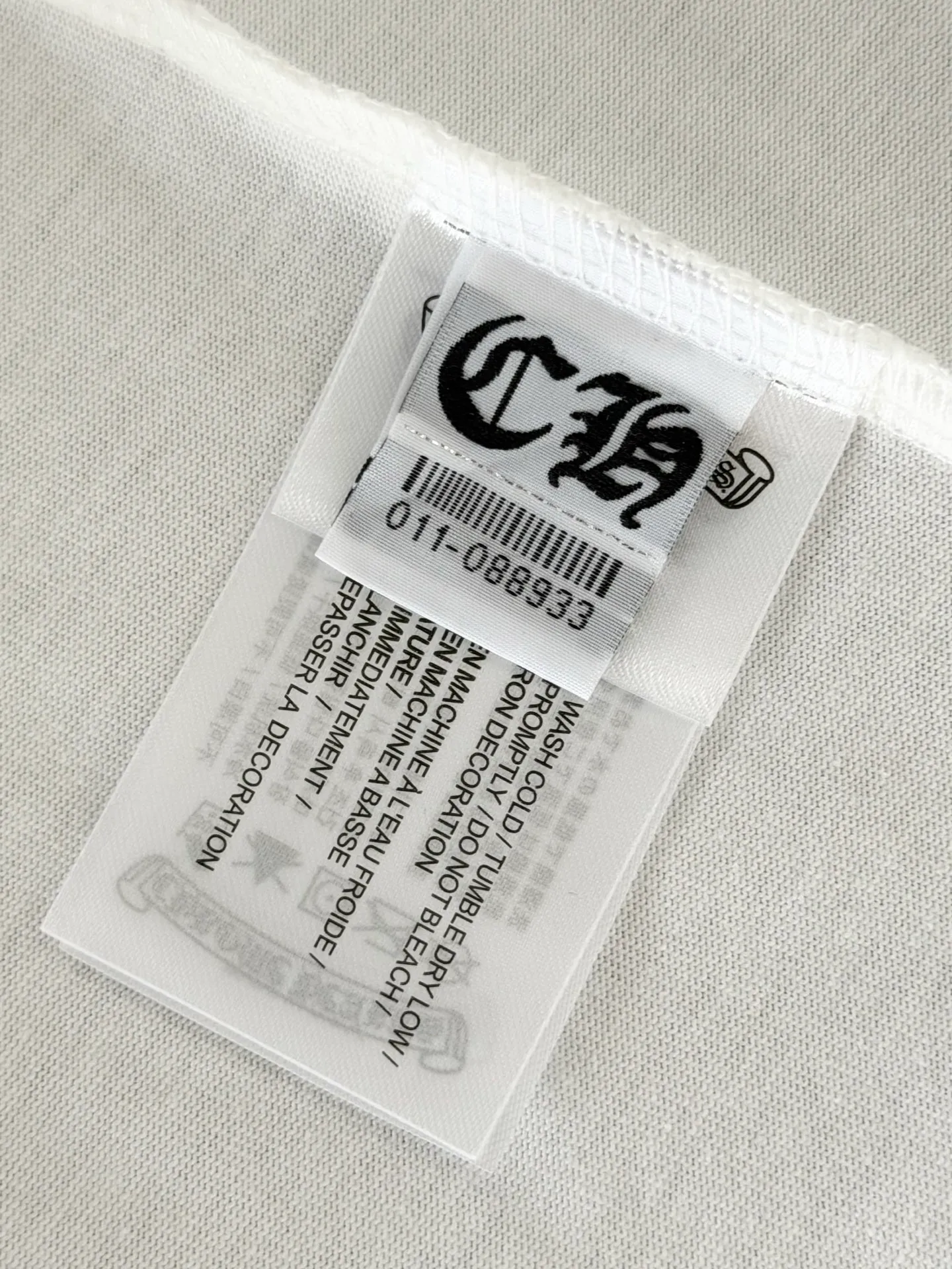 P170 [High Quality] Chrome hearts embroidered front and back printing + embroidered horseshoe brand logo, front and back panels are designed with embroidery + printing + rivet embroidery heavy craftsmanship. High-end customized 32 count 280g fabric. Soft to the touch. Comfortable to wear. Exquisite stitching. Fine workmanship. The upper body effect is incomparably handsome! Same style for men and women 𝐂𝐎𝐋𝐎𝐔𝐑: White Black 𝐒𝐈𝐙𝐄: S-XL Size chart: S: Shoulder width 51-Bust 55-Length 70 M: Shoulder width 53-Bust 57-Length 72 L: Shoulder width 55-Bust 59-Length 74 XL: shoulder width 57-bust 61-length 76